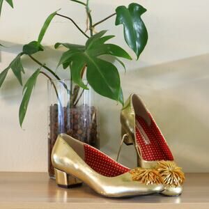 NEW Women's But Another Innocent Tale Gold Pom Pom Pumps Size 8